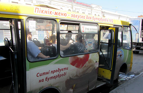 Автобус ТОВ «Люкс Полтава 2009», водій якого бере на 50 копійок більше за проїзд