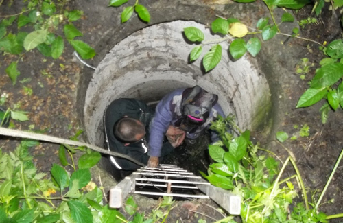 Рятувальники визволяють жінку з каналізаційногоколодязя