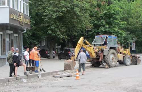 Робітники ПШЕД ремонтують вулицю Гагаріна