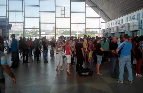 Очереди за билетами на железнодорожном вокзале в Луганске