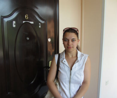 Яна Артеменко під дверима офісу ТОВ «Інтекскомпані»