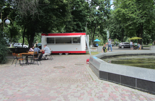 Пивний кіоск у Петровському парку