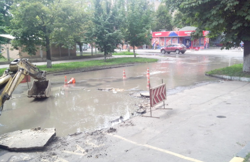 Прорыв водопровода в районе перекрестка улиц Зыгина и Артема
