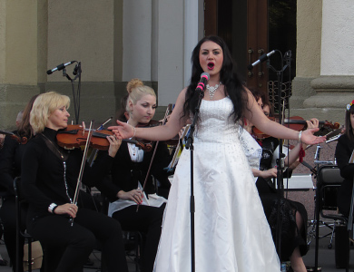 Надія Карпова виконує музичний твір Дунаєвського «Заздравна»
