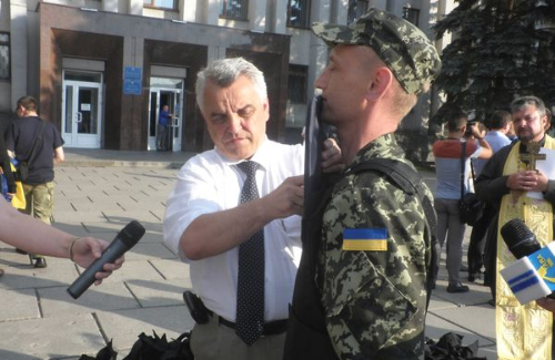 Віктор Бугайчук демонструє передані бронежилети