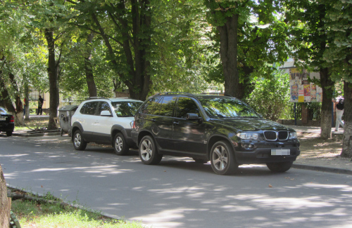 Припаркованный автомобиль BMW