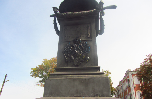 Пам’ятник на місці відпочинку Петра І  знову в чорному кольорі