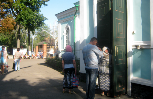 Люди заходять до Макарівської церкви