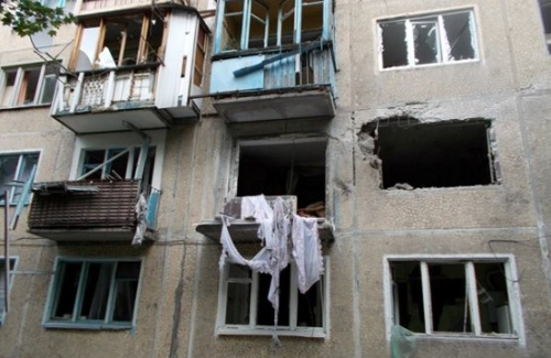 Будинок у Донецьку в який потрапили снаряди