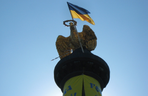 Монумент Славы в Полтаве украсили украинским флагом