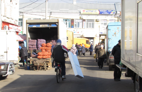 Автомобілі з яких продають овочі по вулиці Новий Базар