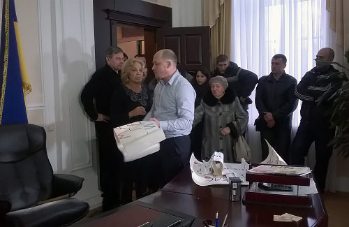 Сергій Каплін та протестуючі у кабінеті мера Полтави
