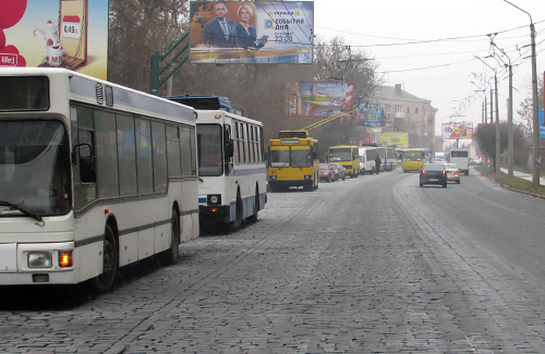 Стоячий транспорт на вулиці Леніна у Полтаві