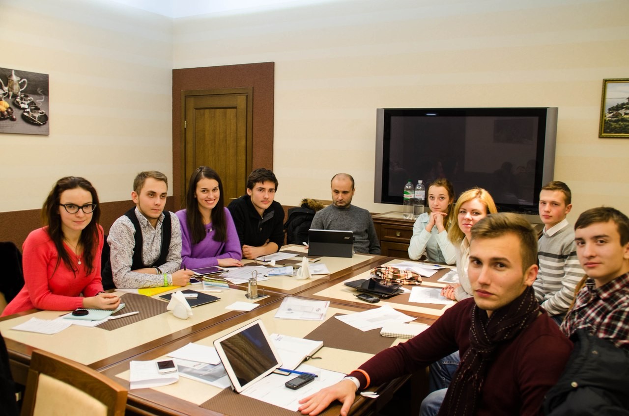 Команда на лекції Влада Лаврова (у центрі)