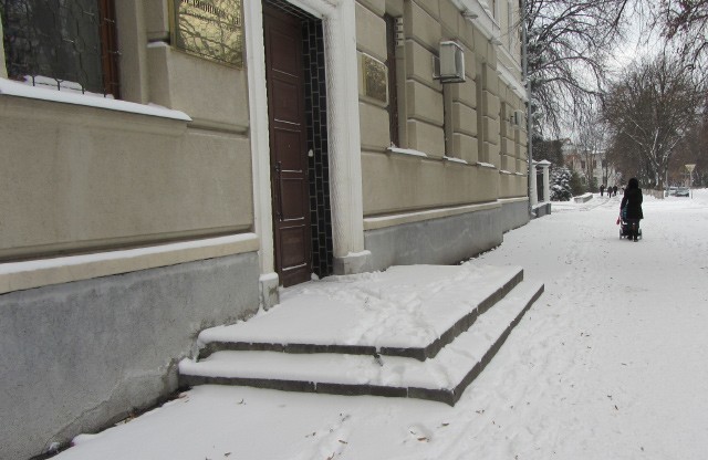 Вхід до Апеляційного суду засипаний снігом