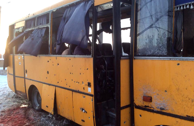 Пассажирский автобус после обстрела из «Града»