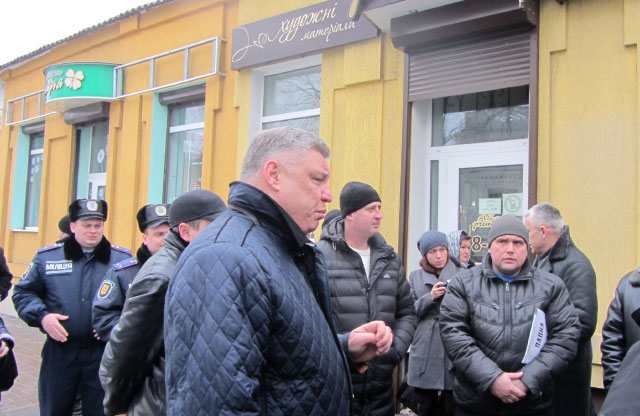Заступник міського голови Юрій Левченко спілкується зі стихійниками