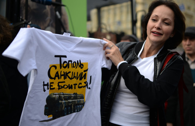 Ольга Кабо з футболкою «Тополь санкцій не боїться»