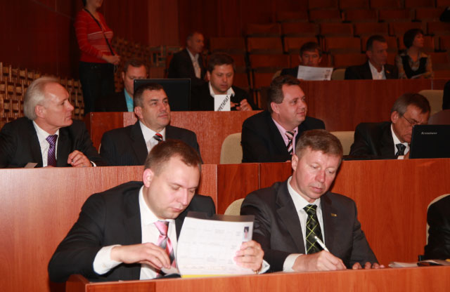 Депутати на сесії Полтавської обласної ради