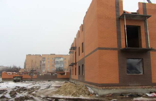 На фоне — пятиэтажный дом на Кучеренко, 9, скоро с этой точки его не будет видно