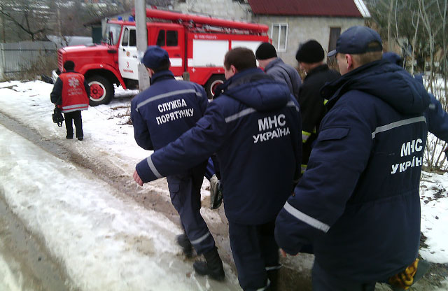 Рятувальники доставляют хворого до карети швидкої допомоги