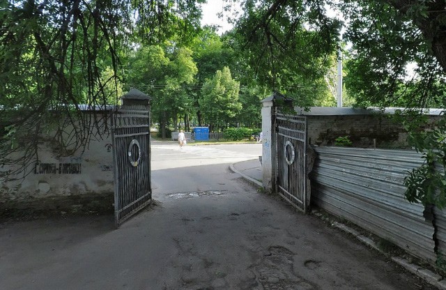 Ворота на в'їзді | Фото: травень 2012 року