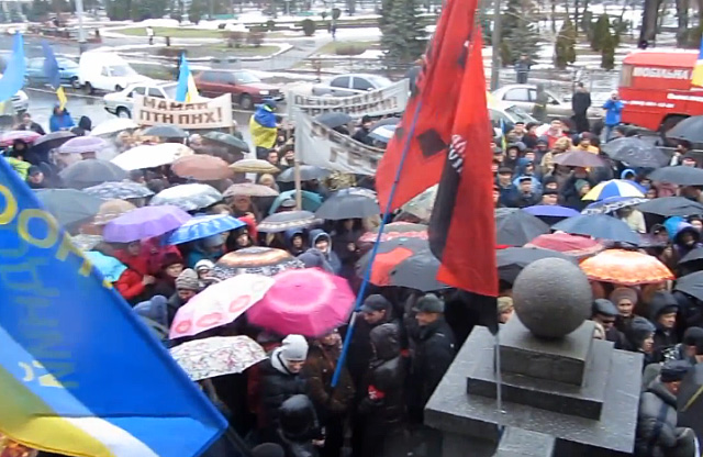 Мітингуючі під Полтавською міською радою