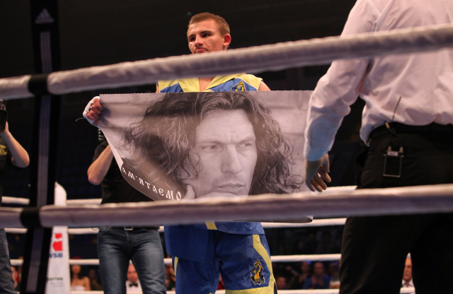 Олександр Хижняк після поединку розгорнув постер з зображенням загиблого музиканта Кузьми Скрябіна