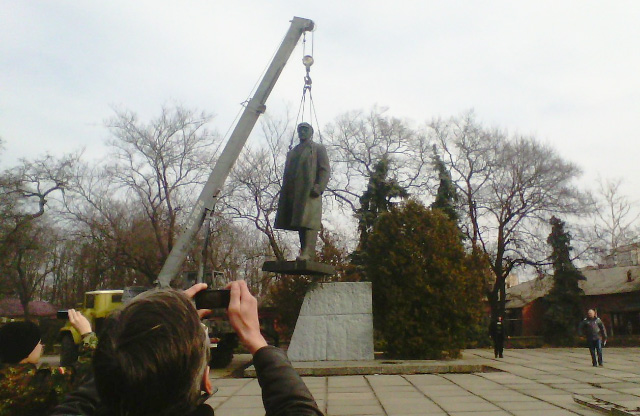Пам’ятник Леніну у Лубнах (22 лютого 2014 року)