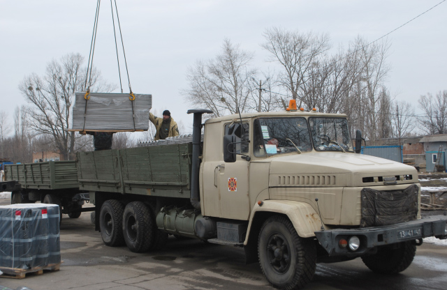 Полтавські рятувальники вантажать гуманітарну допомогу для маріупольців