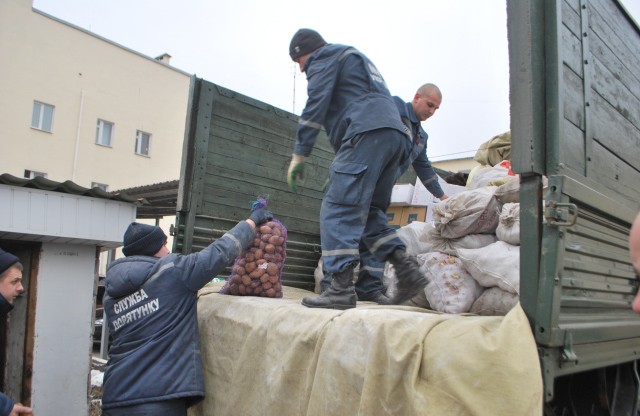 Полтавські рятувальники вантажать гуманітарну допомогу для маріупольців