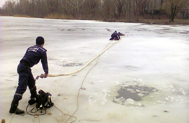 Працівники ДСНС рятують рибалку, який провалився під лід