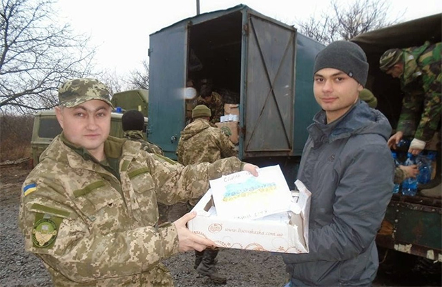 Борис Грачов (праворуч) передає допомогу солдатам 