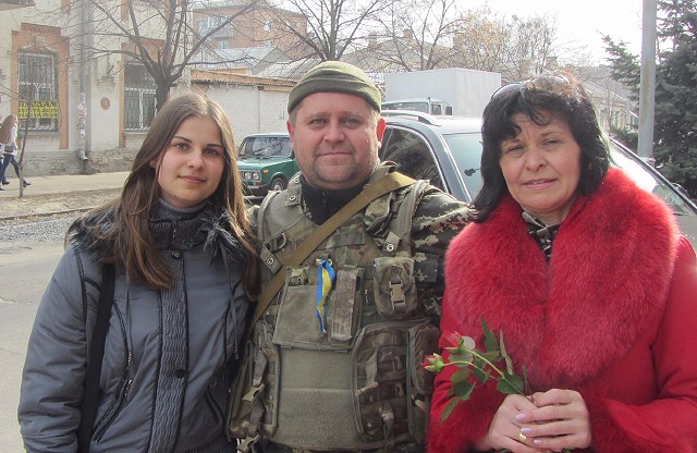 Боєць батальйону «Полтава» з сестрою Валентиною та донькою Анжелою
