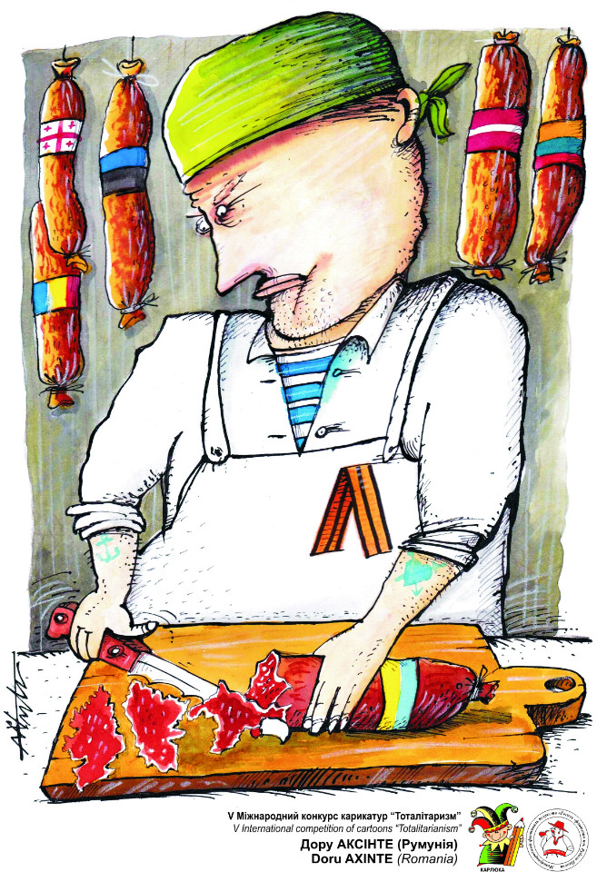 Людина із георгіївською стрічкою шаткує українську ковбасу на маленькі «Крими». На черзі — інші «ковбаси».