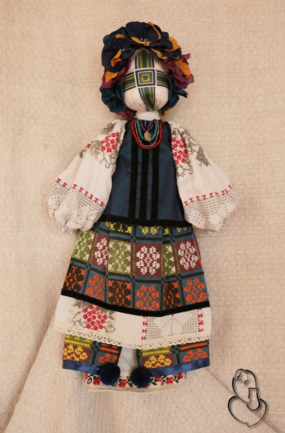 Лялька-мотанка майстра народної ляльки Наталі Свиридюк в експозиції персональної виставки «Полотняні царівни». Опішне, Полтавщина.