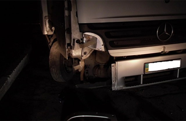 Механические повреждения правой передней части грузовика