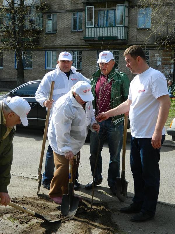 У Дніпровському районі столиці БПП оголосила війну паркуванню на газонах