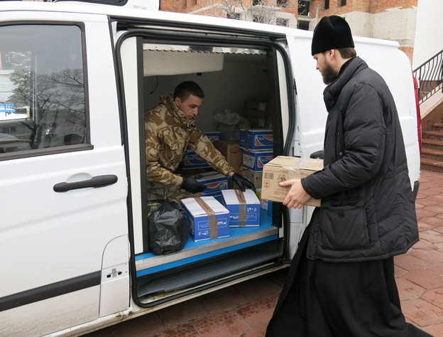 Відправка гуманітарної допомоги на Схід України для потреб військових і постраждалих мирних мешканців.