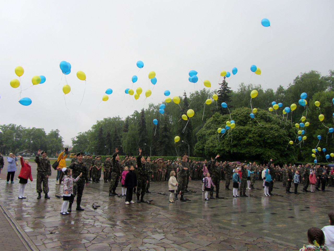  Діти разом з курсантами випускають в повітря кульки символічних жовто-синіх кольорів