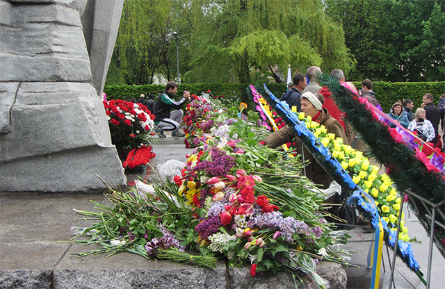 Квіти на пам'ятнику