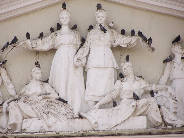 Фасад театру ім. Гоголя давно облюбували голуби
