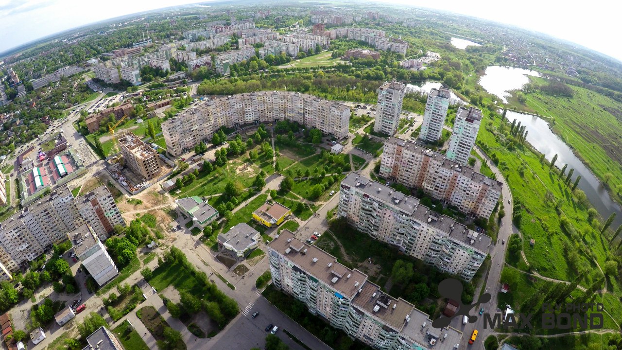 В центрі — парк «Огнівський». Ліворуч, між парком та ринком «Станіславський» — будівництво багатоповерхівки за адресою: бульвар Щєпотьєва, 3а.