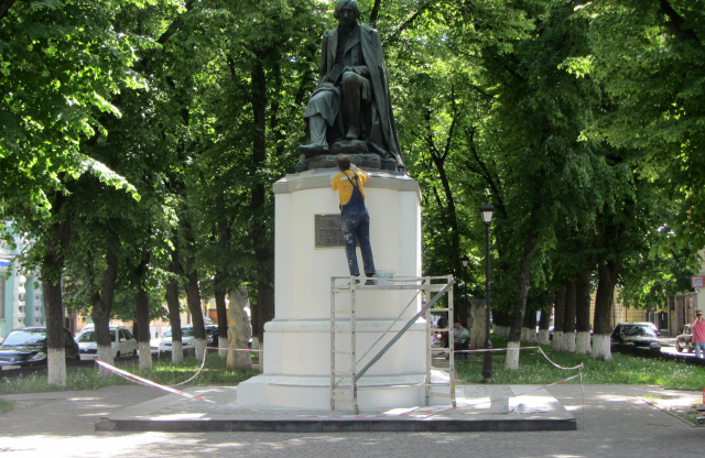 Покраска памятника Гоголю