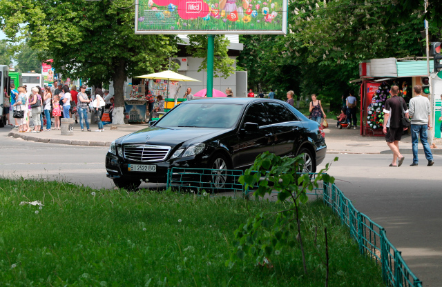 Припаркованний автомобиль «Mercedes» на улице Фрунзе