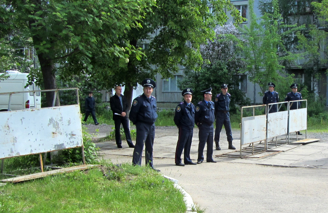 Міліція біля будівлі суду