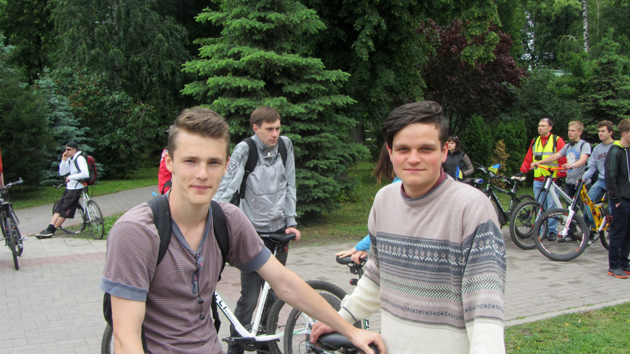 Так само вважають і студенти Артем і Антон. Хлопці вже близько чотирьох років віддають перевагу велосипедам над автобусами