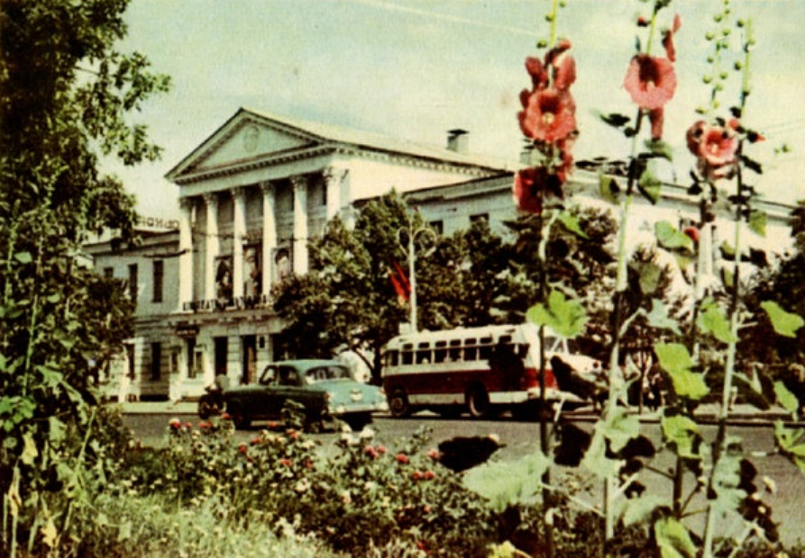 Будинок на вулиці Жовтневій, 31 був відбудований у 1945-1947 роках спеціально для кінотеатру ім. І.П. Котляревського.