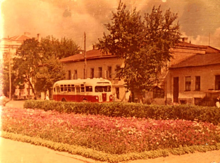 Місце сучасної зупинки «Краєзнавчий музей». Замість приватних будинків зараз площа перед обласною бібліотекою ім. Котляревського. 1955 рік.