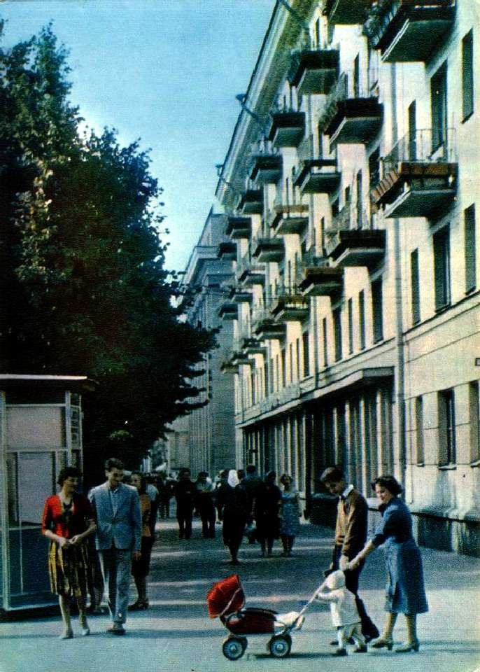 Пішохідна частина вулиці Жовтневої навпроти театру ім. Гоголя.